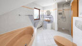Zweites Bad mit Dusche und Badewanne – ideal für Familien - 