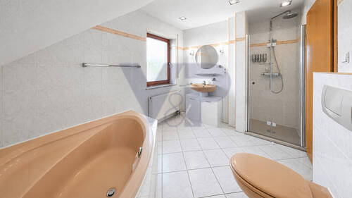 Zweites Bad mit Dusche und Badewanne – ideal für Familien - 
