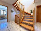 Stilvolles Treppenhaus mit hochwertiger Holztreppe - 