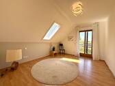 Großzügiges Kinderzimmer mit Zugang zum Balkon - 