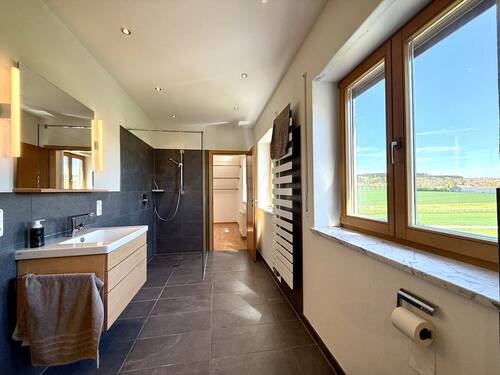 Großzügiges Badezimmer mit Glasdusche und Weitblick - 