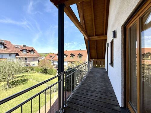 Großer Balkon mit geschütztem Blick ins Grüne - 
