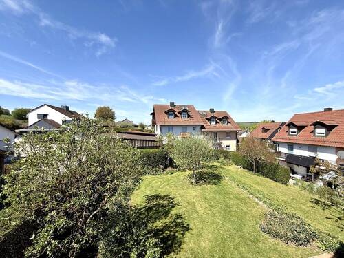 Herrlicher Blick über das gepflegte Gartengrundstück - 