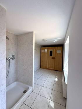 Privater Wellnessbereich mit Sauna und Dusche - 