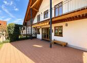 Weitläufige Sonnenterrasse mit direktem Gartenzugang - 