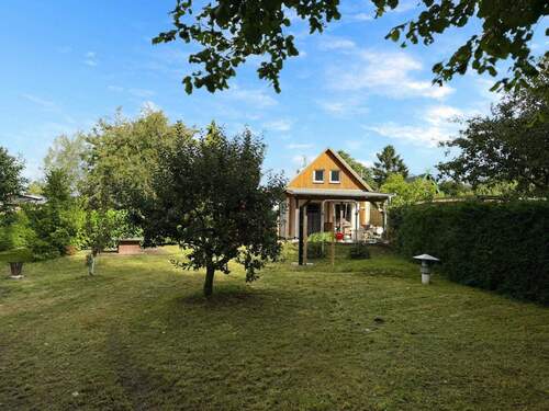 Haus- und Grundstücksansicht - Charmantes Wochenendhaus in ruhiger Lage nahe Ostseestrand – Idyllische Freizeit-Oase in Glowe