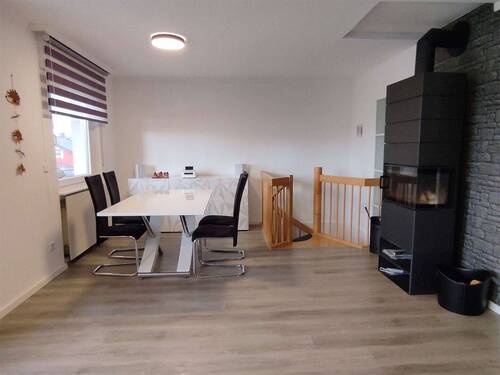 Wohnzimmer, Kamin - Etagenwohnung mit 108,00 m² in Königsbach-Stein zum Kaufen