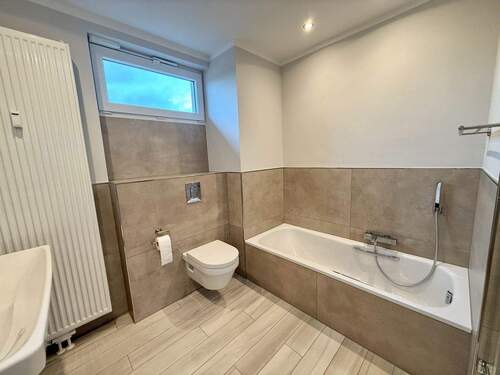 Bad Fenster / Badewanne / Dusche - Erstbezug nach Sanierung - 3-Zimmer mit hochwertiger Ausstattung OT Wüsten