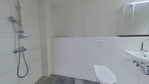 Badezimmer Nebengebäude - 9 Zimmer Mehrfamilienhaus, Wohnhaus in Bexbach / Frankenholz