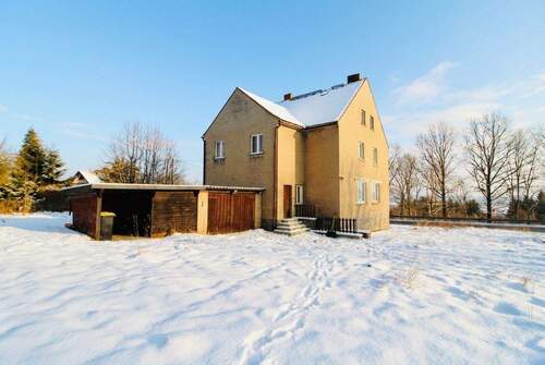 Ansicht Haus mit Nebengebäude - Grosses Einfamilienhaus mit weitläufigem Grundstück und vielfachen Gestaltungsmöglichkeiten