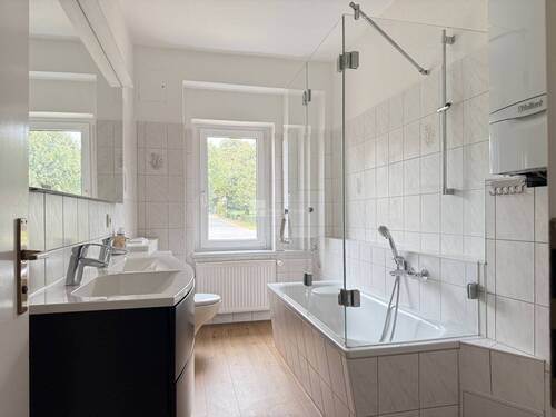 Das neue Badezimmer vom Flur aus gesehen - Ländlich wohnen mit Glasfaser und Garten - 5-Zimmer-Haus