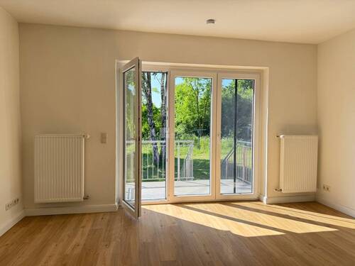 Das Wohnzimmer mit Balkon - und Gartenzugang - Reihenmittelhaus mit 125,00 m² in Klein Trebbow / Barner Stück zur Miete