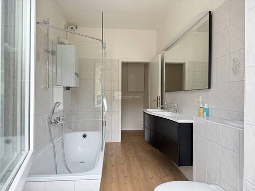 Das neue Badezimmer vom Fenster aus gesehen - 