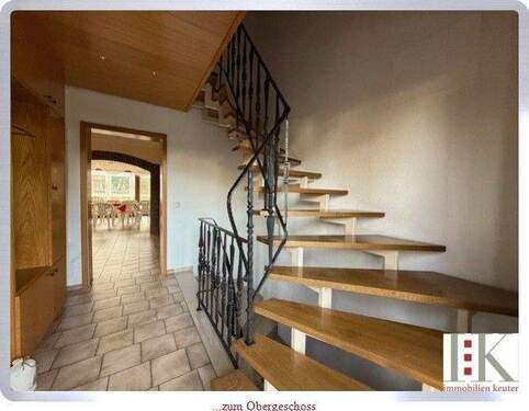 ...zum Obergeschoss - 