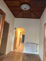 Flur/ Diele im EG mit schöner Decke - 