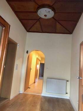 Flur/ Diele im EG mit schöner Decke - 