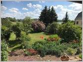 Garten m. Blick zum See n. Süden und Blumenbeeten - 