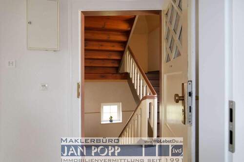 Eingangsbereich-Treppenhaus - 