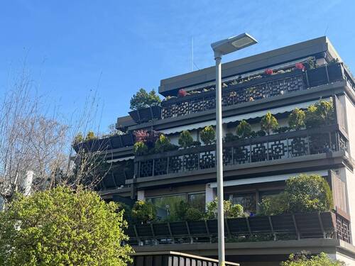 Terrassenhaus von der Eingangsseite mit den großen Balkonen - 3 - Zi ETW , großzügiges, lichtdurchflutetes, offenes Wohnen mit Balkonen, Aufzug , Wellnessbereich mit Pool & Sauna , mitten im Grünen in Kirchrode