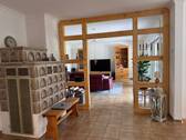 02-Kachelofen mit Blick ins Wohnzimmer - 4 Zimmer Bungalow zum Kaufen in Kasseedorf