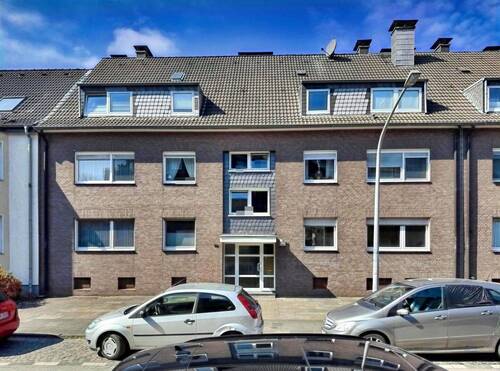 Fassade Front - 3 Zimmer-Erdgeschoss-Wohnung mit Balkon und Garage in