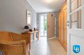 Heller Eingangsbereich - 6 Zimmer Mehrfamilienhaus, Wohnhaus in Hamburg