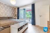 Schlafzimmer mit direktem Zugang zur Terrasse und Blick auf den Teich - 