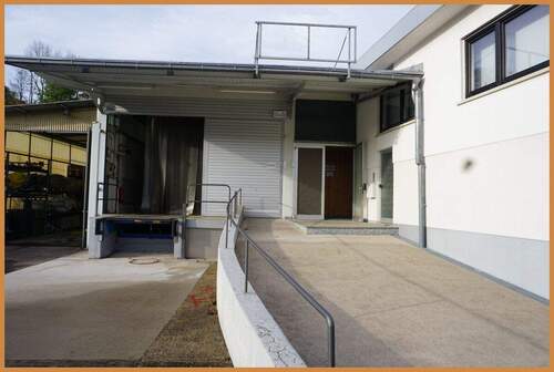 Eingang - Großzügige Halle mit Rampe und Sozialräumen ab sofort in Zell a. H. zu vermieten!