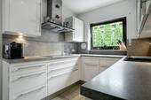 moderne Einbauküche mit Geräten - 