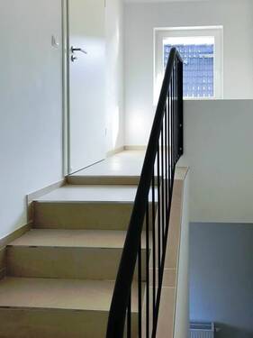 Eine hochwertig geflieste Treppe - 