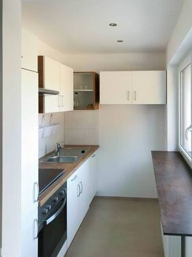 führt direkt in eine moderne Küche - 