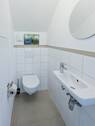mit hell gefliestem Gäste-WC. - 