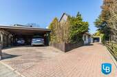 Auffahrt mit großem Carport - 