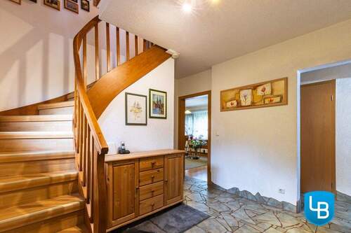 Großer Flur/ Eingangsbereich mit Treppe ins DG - Einfamilienhaus mit 92,10 m² in Bornhöved zum Kaufen