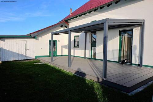 Terrasse, Zugang Garage und Gerätehaus - 