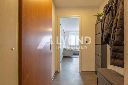 Flur - 3 Zimmer Etagenwohnung zum Kaufen in Stuttgart / Untertürkheim