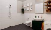 Badezimmer mit Dusche und Waschmaschinenanschluss - Etagenwohnung mit 56,90 m&sup2; in Berlin zum Kaufen
