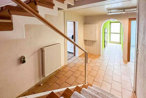 Eingangsbereich - Raum für Ideen: Großzügiges Wohnhaus mit Garage, Hof und Scheune