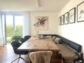 Moderne Einbauküche mit separater Speisekammer und Zugang zur überdachten Terrasse - 