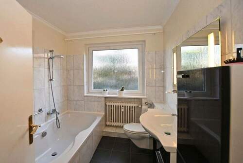 gepflegtes Vollbad - 4 Zimmer Etagenwohnung in Hamburg - Lokstedt