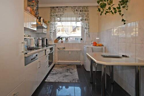 moderne, gepflegte Küche mit kleinem Frühstückstisch - 