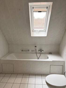 .. Bad im DG mit Wanne - 