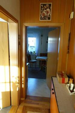 Flur mit Blick zur Küche EG - 