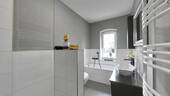 Das Tageslicht-Vollbadezimmer im EG - 
