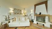 Das großzügige Wohnzimmer mit Kamin - 