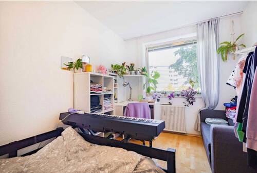 Zimmer 4 vor Renovierung_4 - Etagenwohnung mit 10,90 m² in Freiburg zur Miete