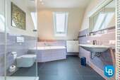 Weiteres Vollbad im Dachgeschoss... - 