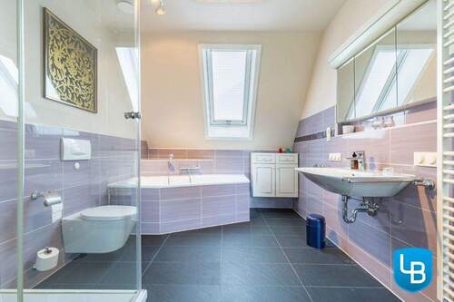 Weiteres Vollbad im Dachgeschoss... - 