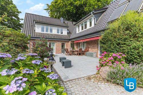 Terrasse mitten im Grünen - Energieeffizientes Traumhaus mit toller Einliegerwohnung in Hamburg-Sasel
