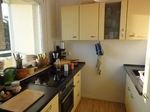 Küche mit Fenster und Einbauküche - Leubnitz-Neuostra! Tolle 2-Zimmer-Wohnung mit Balkon und Einbauküche! -reserviert-